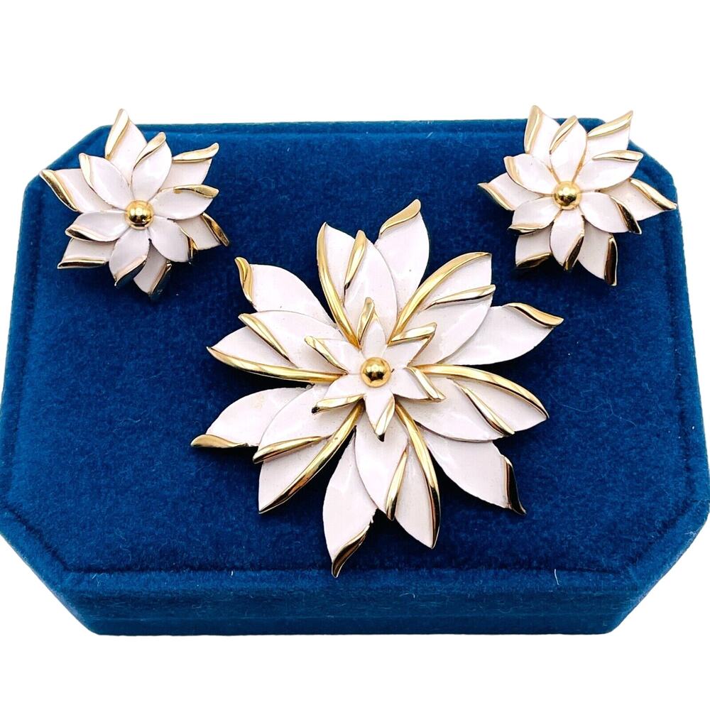 Trifari White Enamel Gold Layered Floral Brooch Pin Earrings Set 1958-69 Vintage